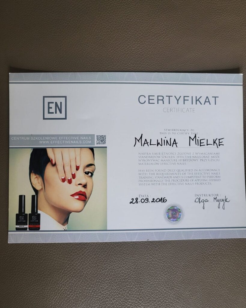 Certyfikat Malwiny Mielke w zakresie stylizacji paznokci.
