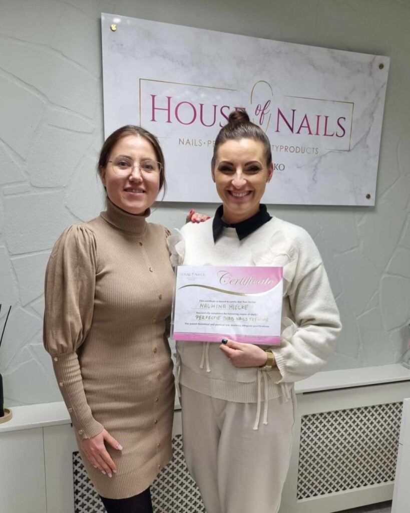 Malwina Mielke z instruktorką po ukończonym kursie manicure.