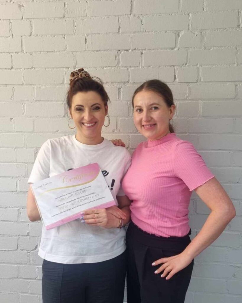 Malwina Mielke odbiera certyfikat po szkoleniu z paznokci.