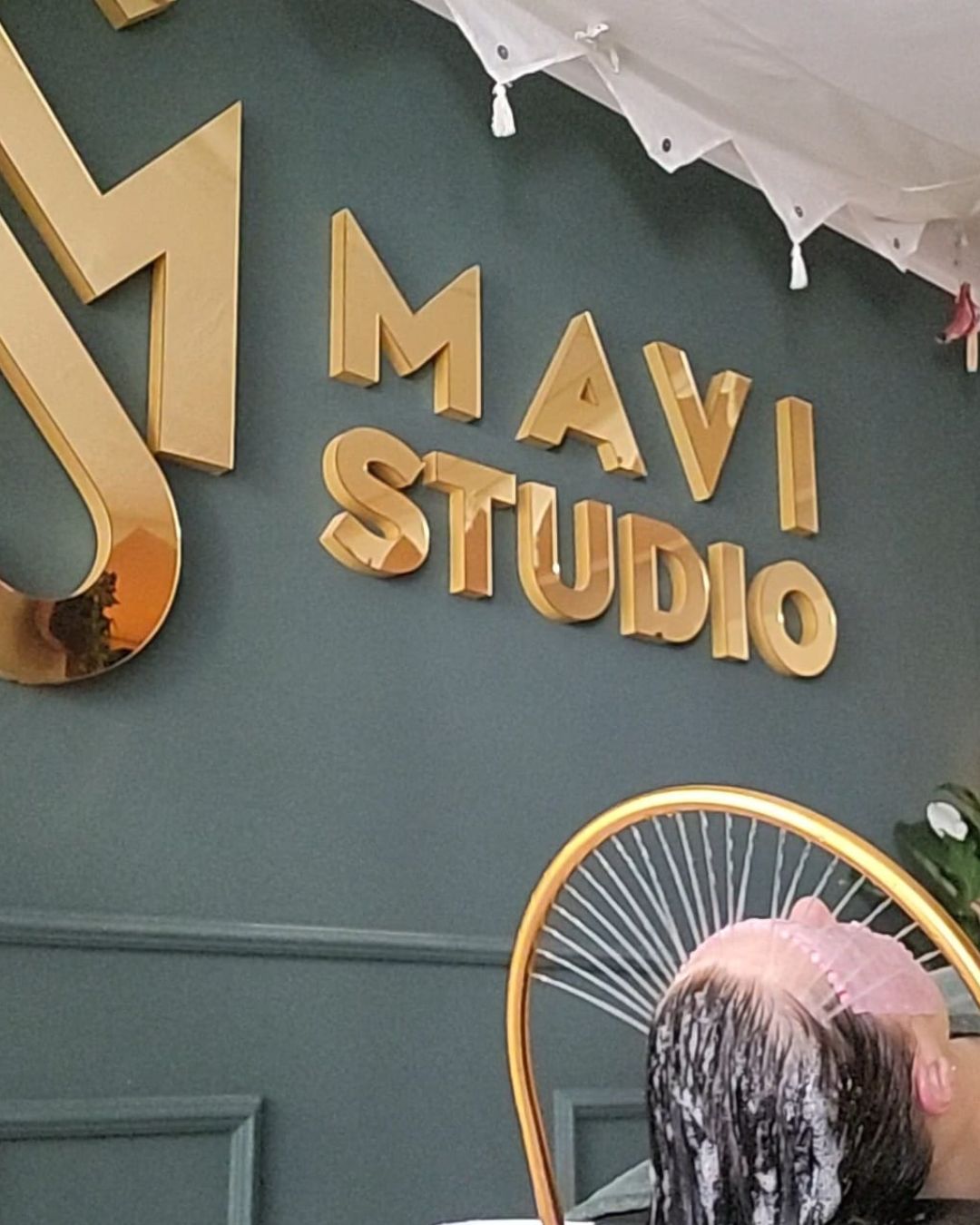 Zabieg Head Spa w MAVI Studio.