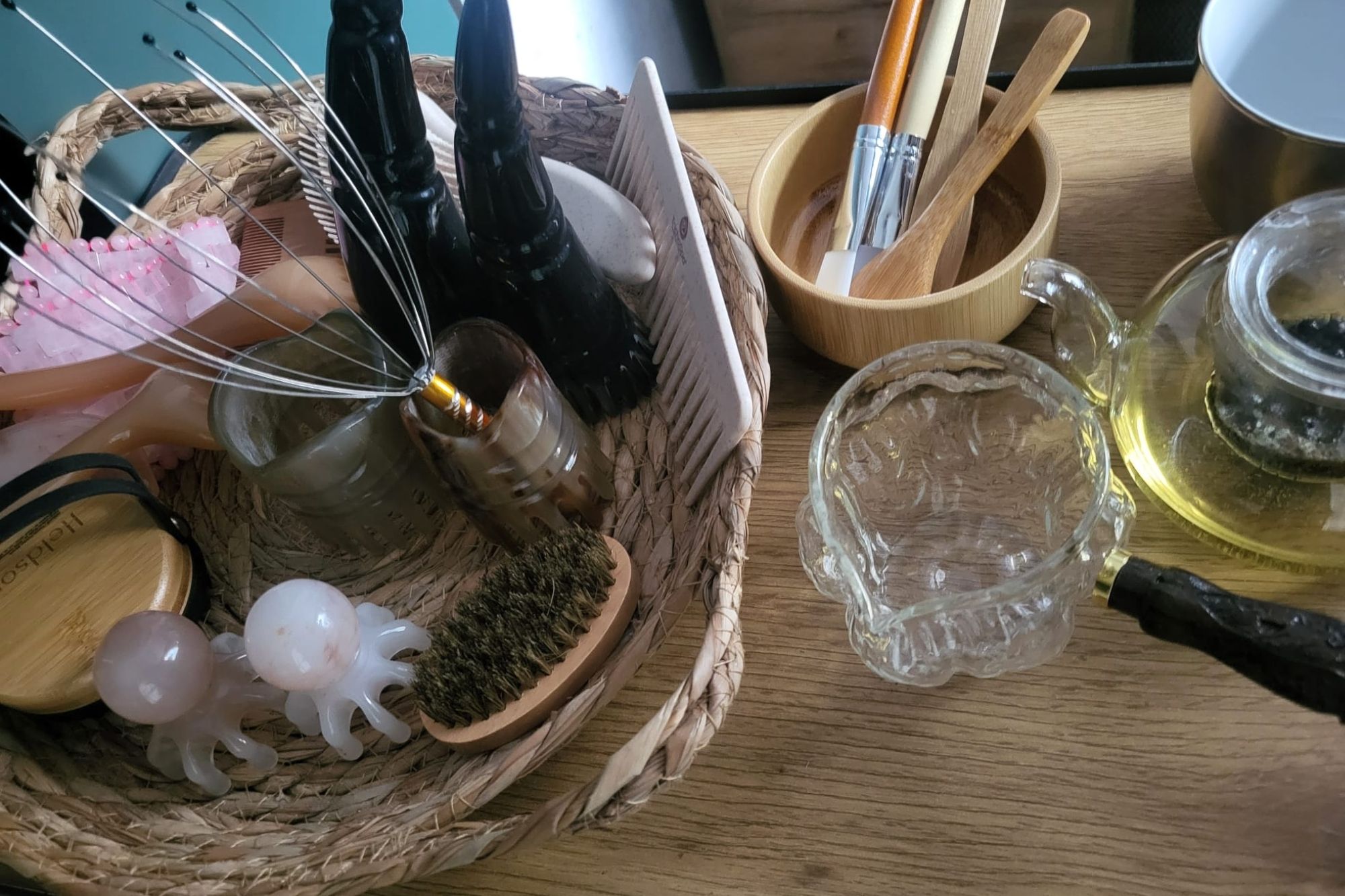 Koszyk z akcesoriami do pielęgnacji i szczotkami.