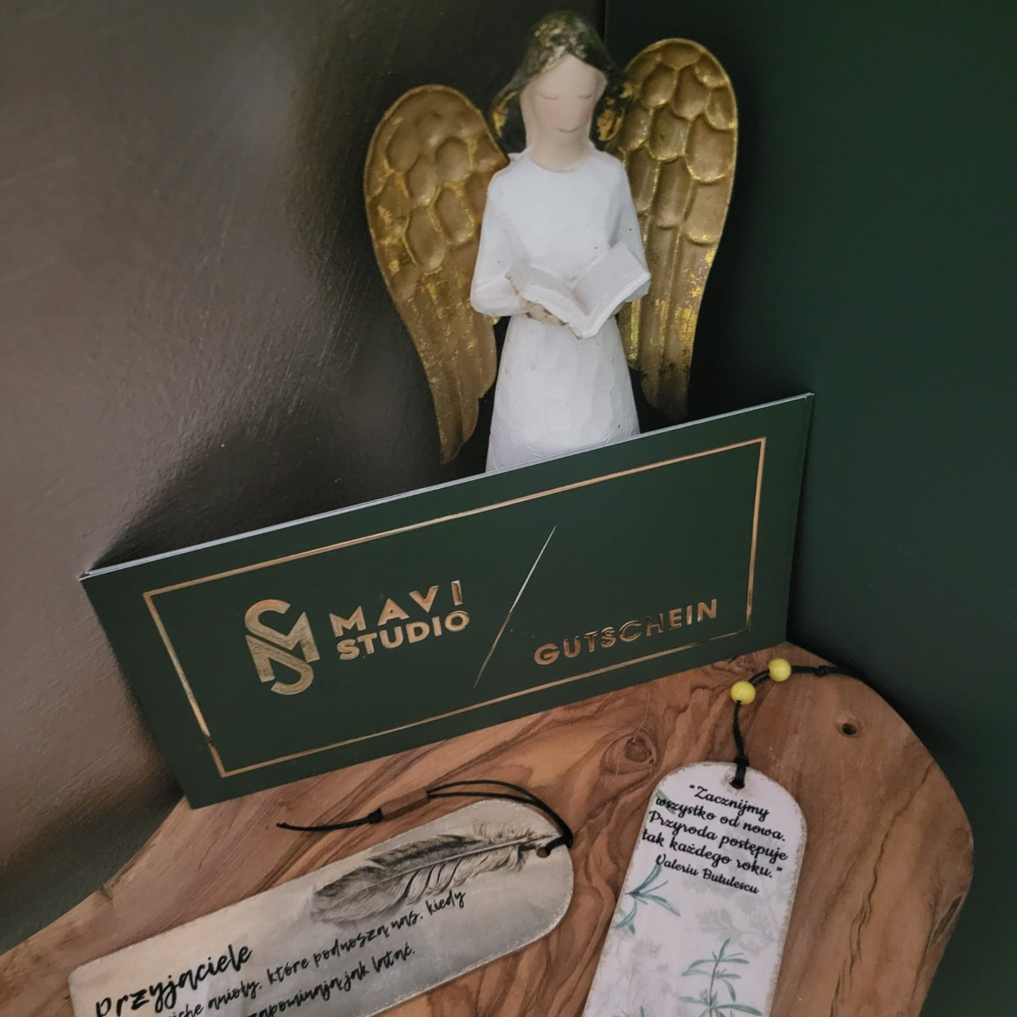 Aniołek z voucherem MAVI STUDIO jako prezent.