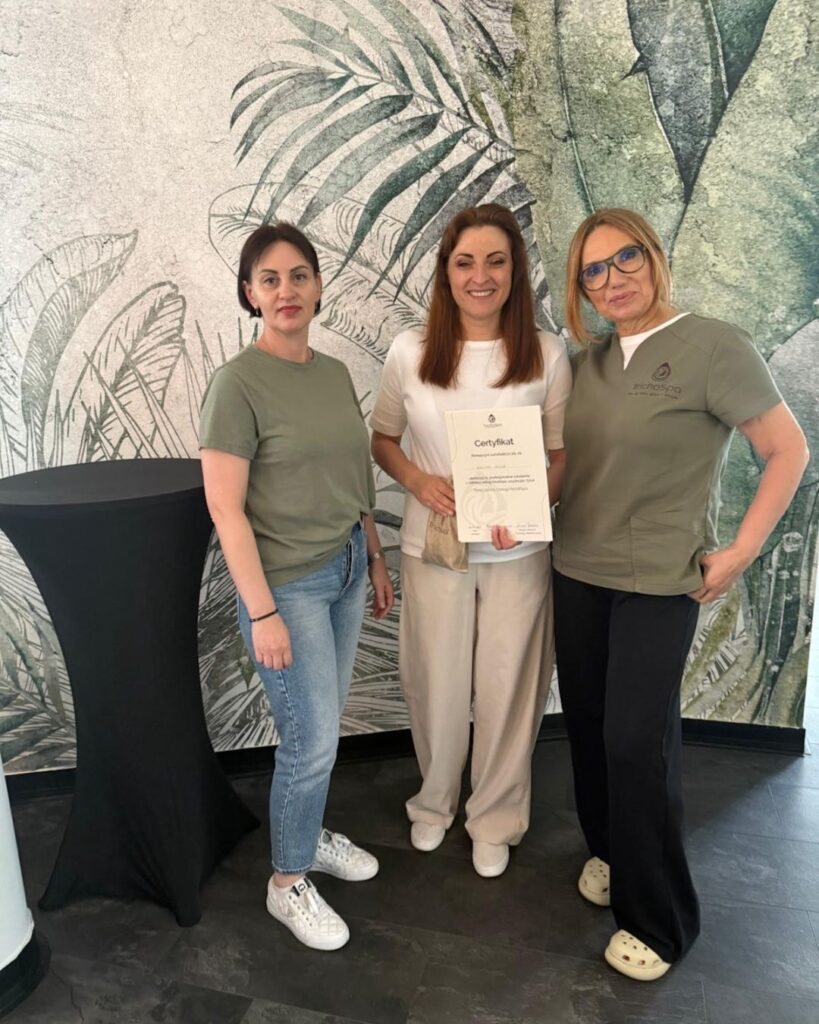 Malwina Mielke z zespołem i certyfikatem szkoleniowym.