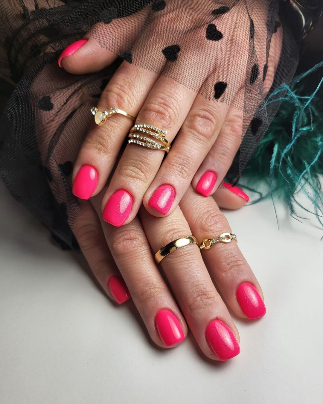 Manicure hybrydowy w intensywnym różowym kolorze.