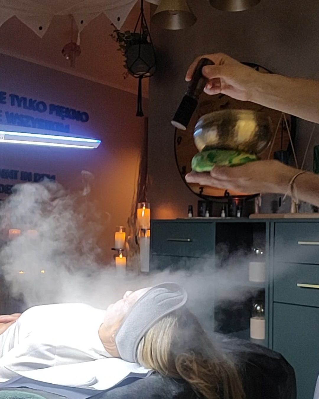 Zabieg relaksacyjny z misą dźwiękową i parą.